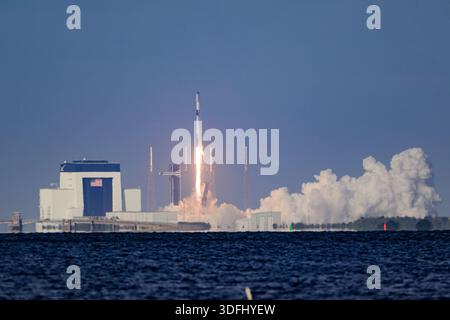 Cape Canaveral, Florida, Stati Uniti. 12 gennaio 2026. Un razzo Falcon 9 SpaceX che trasporta 29 satelliti Starlink, si solleva dallo Space Launch Complex-40 alla Cape Canaveral Space Force Station, Florida, alle 16:08 EST del 12 gennaio 2026. (Immagine di credito: © Jennifer Briggs/ZUMA Press Wire) SOLO PER USO EDITORIALE! Non per USO commerciale! Foto Stock