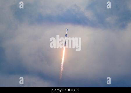 Cape Canaveral, Florida, Stati Uniti. 12 gennaio 2026. Un razzo Falcon 9 SpaceX che trasporta 29 satelliti Starlink, si solleva dallo Space Launch Complex-40 alla Cape Canaveral Space Force Station, Florida, alle 16:08 EST del 12 gennaio 2026. (Immagine di credito: © Jennifer Briggs/ZUMA Press Wire) SOLO PER USO EDITORIALE! Non per USO commerciale! Foto Stock