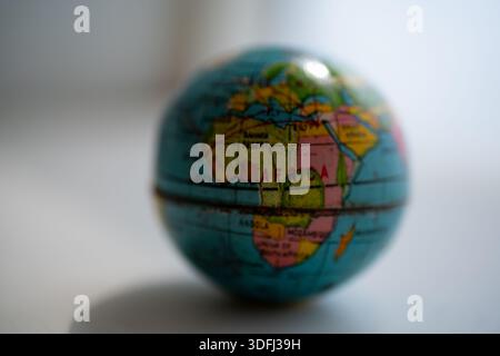 Vista ravvicinata di un globo incentrato sul continente africano, con dettagli geografici e colori vivaci Foto Stock
