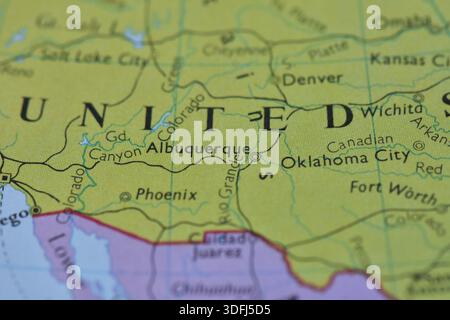 Macro primo piano di una mappa politica che si concentra sul sud-ovest degli Stati Uniti, evidenziando Albuquerque, Phoenix e il confine con il Messico. Foto Stock
