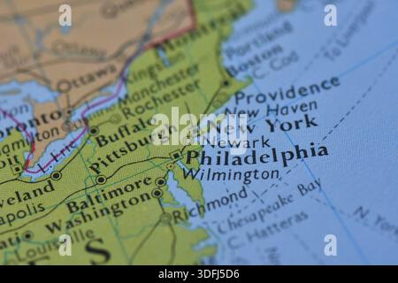 Macro primo piano di una mappa politica del mondo incentrata sul nord-est degli Stati Uniti e sulla costa atlantica, evidenziando Philadelphia, New York e Ba Foto Stock