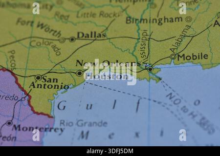Mappa macro della regione di confine tra Texas e Messico con Houston, New Orleans, San Antonio e il Golfo del Messico su carta stampata atlas. Foto Stock