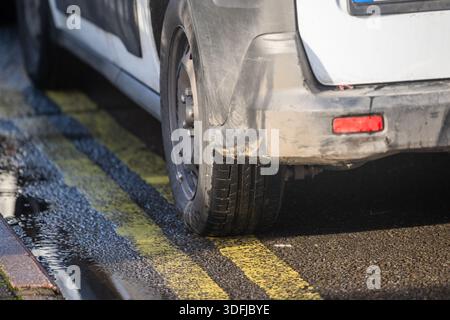 Furgone bianco parcheggiato su due linee gialle a Cobh, Co. Cork, Irlanda. Foto Stock