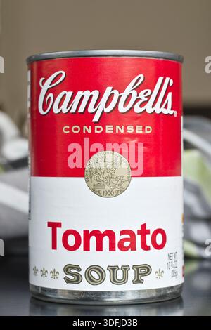 Foto ravvicinata di un'iconica lattina di zuppa di pomodoro Campbells Foto Stock