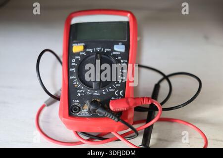 Multimetro elettrico, per la sicurezza dei lavori elettrici Foto Stock