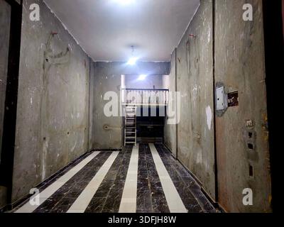 Cairo, Egitto, 6 gennaio 2026: Foto interna di uno spazio commerciale non finito o grezzo, probabilmente un negozio o un ufficio, attualmente disponibile per l'affitto o la vendita Foto Stock