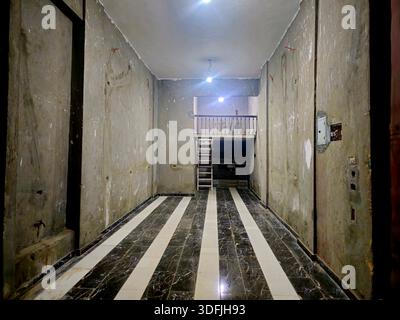 Cairo, Egitto, 6 gennaio 2026: Foto interna di uno spazio commerciale non finito o grezzo, probabilmente un negozio o un ufficio, attualmente disponibile per l'affitto o la vendita Foto Stock