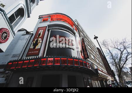 VOR dem Phoenix Theatre im Londoner West End, Stranger Things: The First Shadow AM 10.01.2026. // di fronte al Phoenix Theater nel West End di Londra, Stranger Things The First Shadow il 10.01.2026. - 20260110 PD19678 Foto Stock