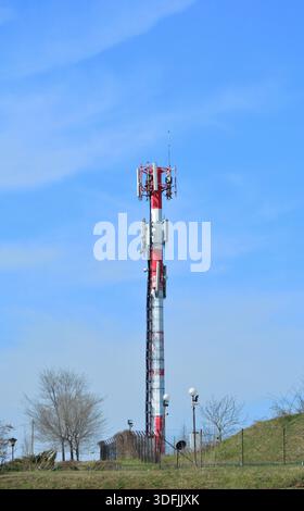 Alto pilastro con antenne di telecomunicazione a Belgrado (Serbia) vicino al cimitero di Lešće, con un bel cielo blu sullo sfondo Foto Stock