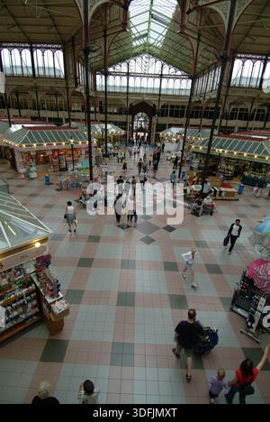 Bolton, interno del Market Hall con negozi all'ingresso. - Bolton - Greater Manchester, Regno Unito : maggio 2022 Foto Stock