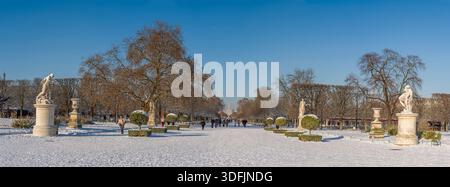 Parigi, Francia - 01 07 2026: Fiocchi di neve. Ammira la statua nel giardino delle Tuileries sotto la neve e il cielo azzurro soleggiato Foto Stock