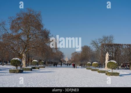 Parigi, Francia - 01 07 2026: Fiocchi di neve. Ammira la statua nel giardino delle Tuileries sotto la neve e il cielo azzurro soleggiato Foto Stock