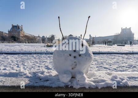 Parigi, Francia - 01 07 2026: Fiocchi di neve. Ammira un pupazzo di neve nel giardino delle Tuileries sotto la neve e il cielo azzurro soleggiato Foto Stock