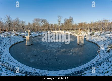 Parigi, Francia - 01 07 2026: Fiocchi di neve. Ammira la statua nel giardino delle Tuileries sotto la neve e il cielo azzurro soleggiato Foto Stock