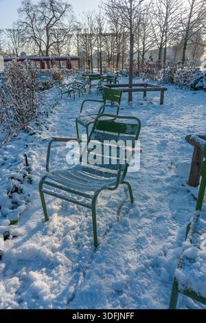 Parigi, Francia - 01 07 2026: Fiocchi di neve. Ammira i mobili da giardino all'aperto del giardino delle Tuileries sotto la neve e il cielo azzurro soleggiato Foto Stock