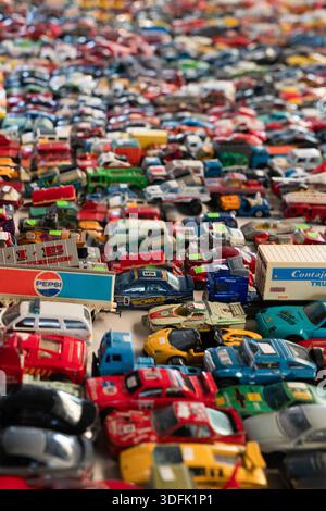 Ankara, Turchia - 5 novembre 2025: Vasto assortimento di colorate auto e camion giocattolo in metallo pressofuso d'epoca in un mercato delle pulci. Enorme collezione di M. Di seconda mano Foto Stock