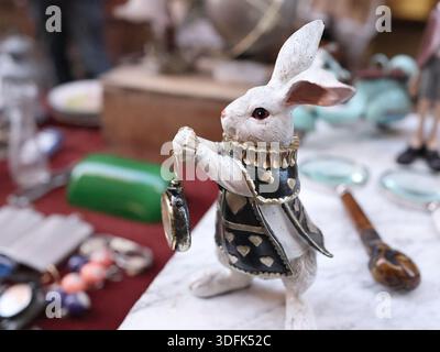 Ragazza Costumed Come Alice Nel Paese Delle Meraviglie Con Il Coniglio Bianco Image60191631