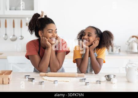 Bella madre nera e figlia godendo di cottura Foto Stock