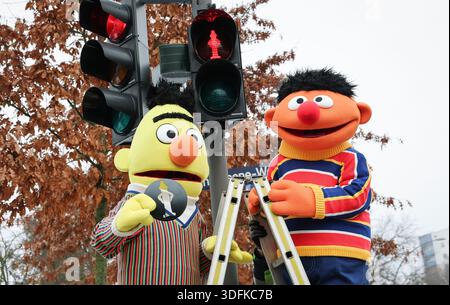 Amburgo, Germania. 13 gennaio 2026. Le figure a grandezza naturale di Ernie e Bert di Sesame Street all'installazione e all'inaugurazione di un semaforo pedonale con i personaggi di Sesame Street. I due famosi personaggi di Sesame Street possono essere visti al semaforo pedonale Hugh-Greene-Weg e Julius-Vosseler-Straße e al semaforo Rothenbaumchaussee e Oberstraße di Amburgo. Credito: Christian Charisius/dpa/Alamy Live News Foto Stock