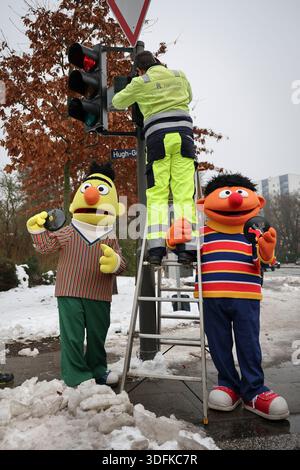 Amburgo, Germania. 13 gennaio 2026. Le figure a grandezza naturale di Ernie e Bert di Sesame Street all'installazione e all'inaugurazione di un semaforo pedonale con i personaggi di Sesame Street. I due famosi personaggi di Sesame Street possono essere visti al semaforo pedonale Hugh-Greene-Weg e Julius-Vosseler-Straße e al semaforo Rothenbaumchaussee e Oberstraße di Amburgo. Credito: Christian Charisius/dpa/Alamy Live News Foto Stock