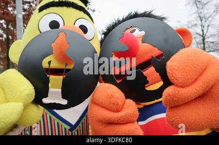 Amburgo, Germania. 13 gennaio 2026. Le figure a grandezza naturale di Ernie e Bert di Sesame Street all'installazione e all'inaugurazione di un semaforo pedonale con i personaggi di Sesame Street. I due famosi personaggi di Sesame Street possono essere visti al semaforo pedonale Hugh-Greene-Weg e Julius-Vosseler-Straße e al semaforo Rothenbaumchaussee e Oberstraße di Amburgo. Credito: Christian Charisius/dpa/Alamy Live News Foto Stock