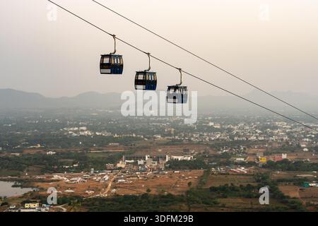 Vista aerea della funivia dalla città di Pushkar al Tempio di Savitri Mata nello stato indiano del Rajasthan Foto Stock