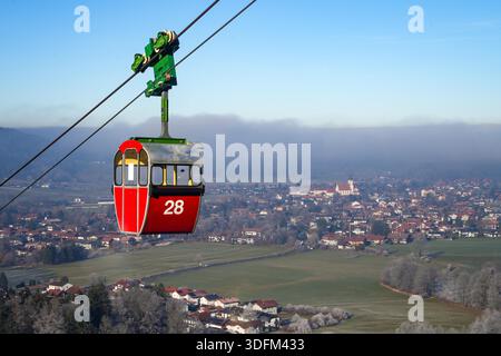 Il giro in funivia fino al Kampenwand offre vedute mozzafiato su Aschau e il mare di nebbia sul lago Chiemsee. Foto Stock