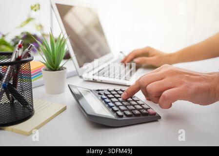 Primo piano dell'uomo che pianifica il budget domestico e utilizza la calcolatrice. Foto Stock