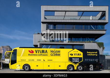 Alicante, Spagna. 13 gennaio 2026. Team bus nella foto durante la presentazione della squadra del Team Visma-Lease a Bike Cycling Team ad Alicante, Spagna, martedì 13 gennaio 2026. BELGA FOTO DAVID PINTENS credito: Belga News Agency/Alamy Live News Foto Stock