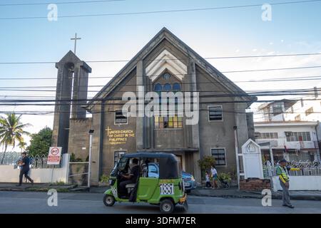 Chiesa unita di Cristo nelle Filippine. Bohol l'edificio presenta una distinta facciata a timpano con una croce sulla sommità e un campanile separato. Foto Stock