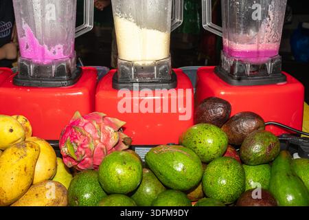bancarelle di cibo per alberi per preparare vari frullati di frutta o succhi di frutta, mango, avocado e bevande alla frutta del drago. Cebu, Filippine Foto Stock