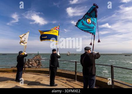 Gli Standard Bearers danno il benvenuto alle piccole navi di ritorno da Dunkerque, a sinistra: Iain Collins-Royal Air Force Association Margate Branch; al centro: Paul Manger-Ramsgate R Foto Stock