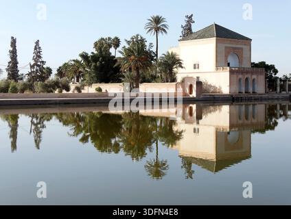 pavilion, giardini Menara, storico giardino pubblico e frutteto, Marrakech, Marocco, Nord Africa, patrimonio dell'umanità dell'UNESCO Foto Stock