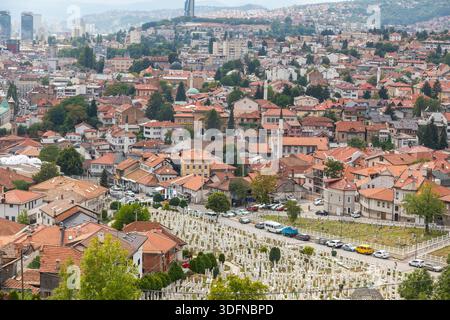Sarajevo, Bosnia ed Erzegovina - 15 agosto 2022: Vista panoramica di Sarajevo che mostra i fitti quartieri residenziali che si arrampicano sulle verdi colline. Foto Stock