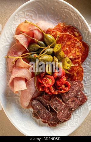Piatto di salumi assortiti con salsicce Foto Stock