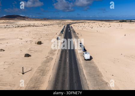 Strada costiera aerea attraverso le dune di Corralejo, Fuerteventura, Atlantico Foto Stock