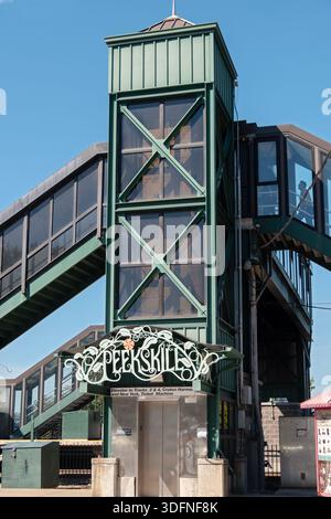 Splendida scritta in stile Art Nouveau alla stazione Peekskill Metro North nella contea di Westchester, New York. Con un uomo anonimo che sale le scale. Foto Stock