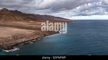 Vista aerea della costa vulcanica nord-occidentale di Fuerteventura e delle scogliere Foto Stock