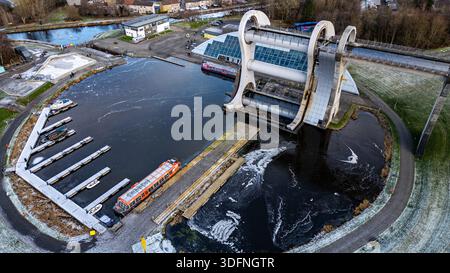 Una vista aerea della ruota di Falkirk, un ascensore per barche a rotazione, in una giornata fredda e ricoperta di ghiaccio sull'acqua e neve a terra. Foto Stock