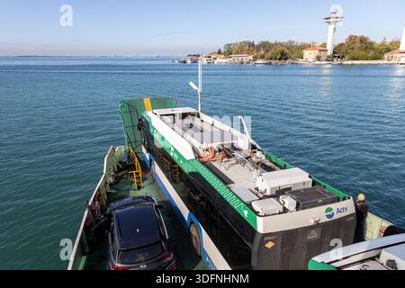 Lido, Venezia, Italia - 25 ottobre 2025: Auto pubblica ACTV traghetto che collega Pellestrina al Lido attraverso la laguna veneta Foto Stock