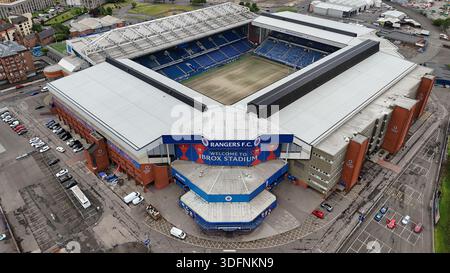 Vista aerea dello stadio Ibrox, lo stadio di casa dei Rangers FC, situato nel quartiere Ibrox di Glasgow. Il campo da calcio e le tribune circostanti sono S. Foto Stock