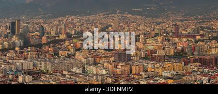 Una calda vista panoramica al tramonto sul denso skyline di Tirana e sui moderni grattacieli. Foto Stock