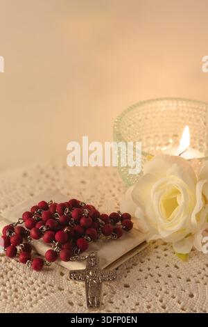 Simboli cristiani che creano uno scenario di riflessione spirituale, pace e devozione . Simboli di Religius che rappresentano la preghiera e la speranza Foto Stock
