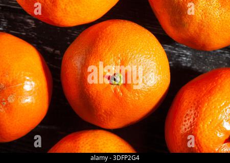 vista dall'alto tangerine su sfondo di legno nero Foto Stock