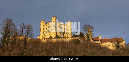 Castello di Hohenschwangau (castello di Hohenschwangau) dal basso in inverno, Baviera, Germania Foto Stock