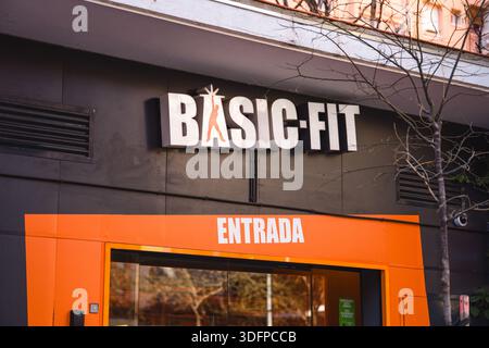 Immagine dell'ingresso di una palestra a catena Basic Fit. Foto Stock