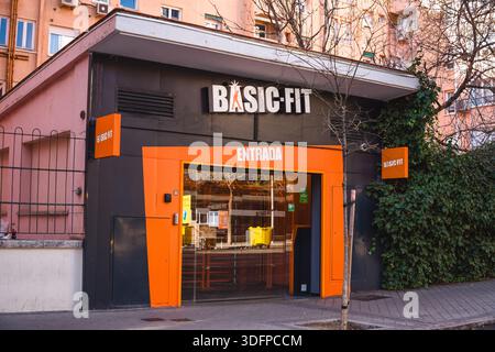 Immagine dell'ingresso di una palestra a catena Basic Fit. Foto Stock