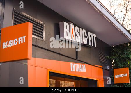 Immagine dell'ingresso di una palestra a catena Basic Fit. Foto Stock