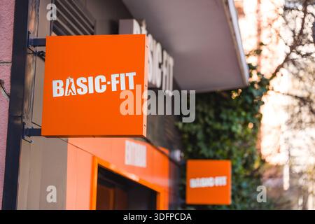 Immagine dell'ingresso di una palestra a catena Basic Fit. Foto Stock