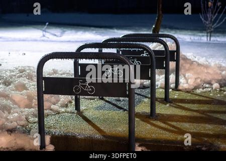 Un'area di parcheggio per biciclette ghiacciata Shefield Long Type, vista la sera d'inverno Foto Stock
